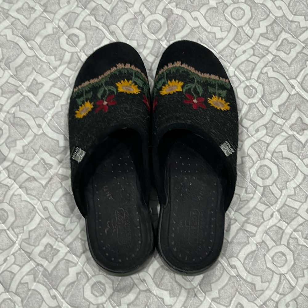 Fly Flot - Slip on Clogs